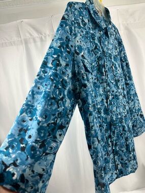 0162  NWOT. SZ 16-18 W  multicolored teal colored roses blouse